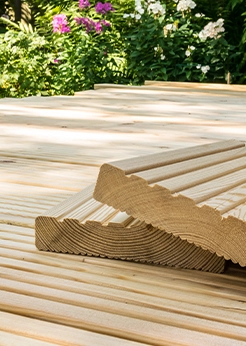 Terrassendielen aus hellem Holz